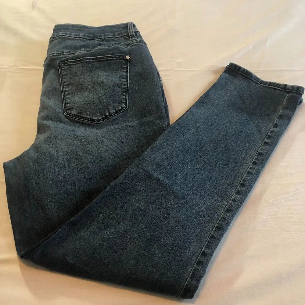 Chico's Women Size 2R Jeans Floral Print     RB2